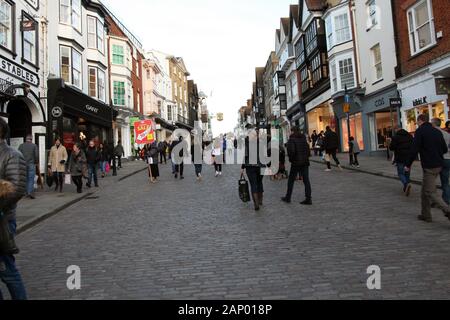 Blick nach Osten auf die Guildford High Street Shopping an einem Winternachmittag, Guildford, Surrey, Großbritannien, Januar 2020 Stockfoto