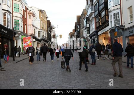 Blick nach Osten auf die Guildford High Street Shopping an einem Winternachmittag, Guildford, Surrey, Großbritannien, Januar 2020 Stockfoto