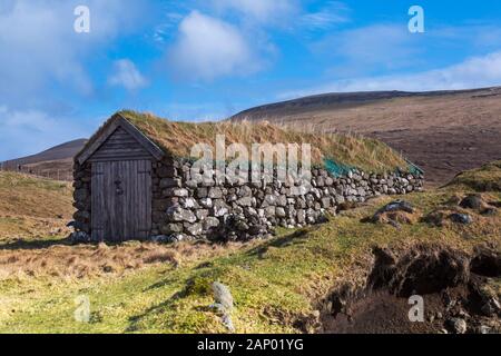 Gras überdachte Bootshaus, Leitisvatn Sørvágsvatn, Vagar, Färöer, Dänemark im April - Färöer Leitisvatn Sorvagsvatn Stockfoto