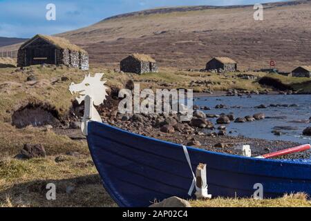 Wikingerschiff Kopf mit Gras überdachte Bootshäuser, Leitisvatn Sørvágsvatn, Vagar, Färöer, Dänemark im April - Färöer Leitisvatn Sorvagsvatn Stockfoto