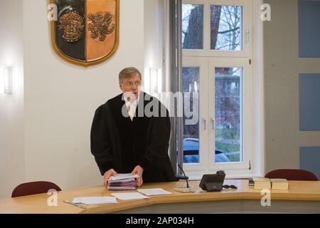 20. Januar 2020, Mecklenburg-Vorpommern, Greifswald: Konstantin Tränkmann, Richter öffnet sich der Prozess gegen den ex - Freundin von Marias Mörder im Amtsgericht. Am gleichen Tag hat der Prozess gegen den Ex - Freundin der Mörder von Maria aus Zinnowitz für Behinderung der Justiz in Greifswald beginnt. Im Prozess um die Ermordung der schwangeren Maria vor dem Landgericht Stralsund war eine Sensation, weil die Brutalität der Verbrechen verursacht. Nach dem Urteil, die Männer, die 19 und 21 Jahre alt zum Zeitpunkt der Verbrechen im März letzten Jahres hatten die Tat vereinbart, weil t Stockfoto