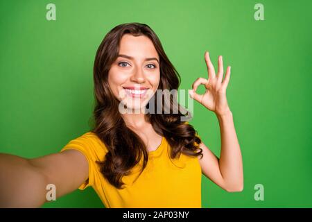 Self-portrait von ihr, daß sie schöne attraktive Bezaubernd, charmantes winsome Heiter Heiter wellenförmig - behaartes Mädchen zeigen ok-Zeichen auf helle, lebendige isoliert Stockfoto