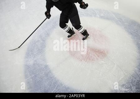 Hohen winkel Aktion geschossen von hockey player ausgeführt auf Eis im Stadion, kopieren Raum Stockfoto