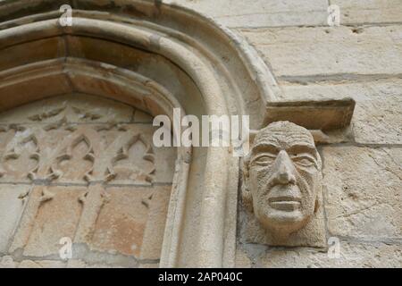 Büste von Sir Clough Williams-Ellis auf der Bristol Colonnade im Portmeirion Village in der Nähe von Porthmadog, Wales. Stockfoto