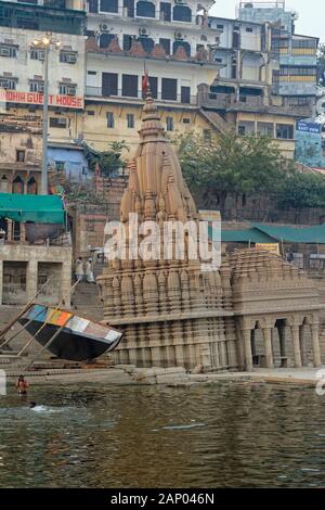 Versenkt Ratneshwar Mahadev Mandir Tempel am Scindia Ghat, Varanasi, Uttar Pradesh, Indien Stockfoto