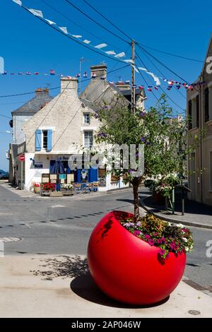 Große runde Baum Blumentopf auf einer Straße Ecke in Grandcamp Maisy, Normand, Frankreich Stockfoto