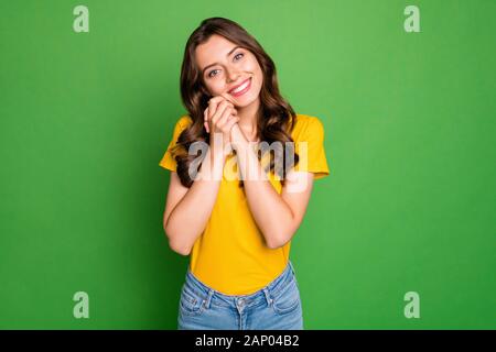 Foto der netten Dame ziemlich lockig Hand in Hand zusammen mit unerwarteten Mann überraschen Verschleiß casual gelben t-shirt Jeans überglücklich isolierte Helle Stockfoto