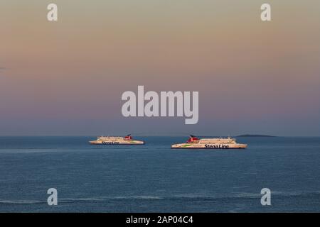 Autofähren der Stena Line fahren bei Sonnenuntergang über Belfast Lough nach Cairnryan. Nordirland. Stockfoto