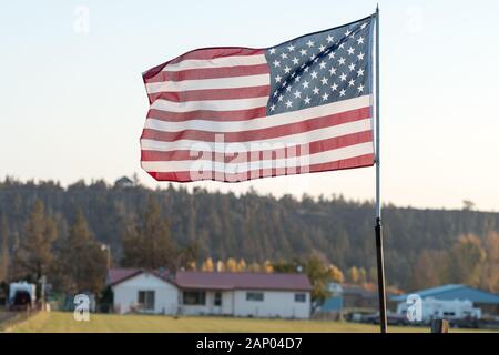 Sonnenuntergang Licht durch eine wehende US-Flagge in der Nähe von Terrebonne Stockfoto