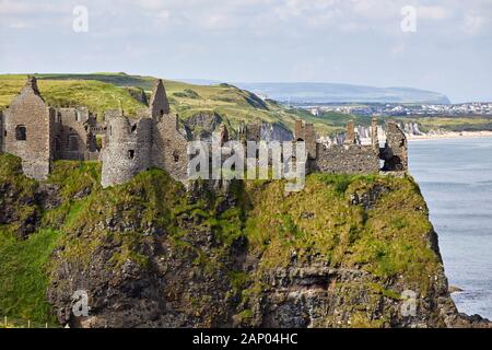 Blick auf Dunluce Castle auf die Klippe mit Portrush dahinter. Co Antrim Coast. Stockfoto