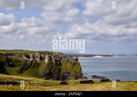 Blick auf Dunluce Castle auf die Klippe mit Portrush dahinter. Co Antrim Coast. Stockfoto