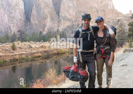 Kletterer nach einer Sitzung in einem der Felswände von Smith Rock State Park, Florida, USA. Stockfoto