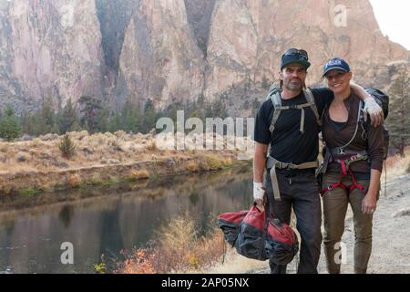 Kletterer nach einer Sitzung in einem der Felswände von Smith Rock State Park, Florida, USA. Stockfoto