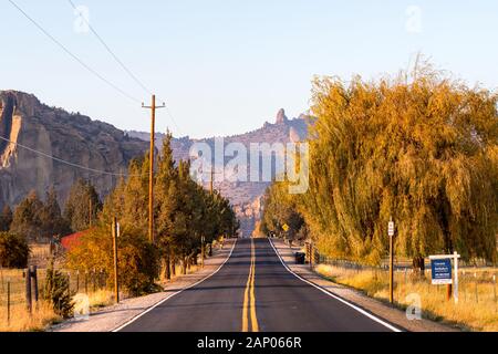 Sonnenuntergang von Lambert Straße neben Smith Rock State Park im Hintergrund Stockfoto