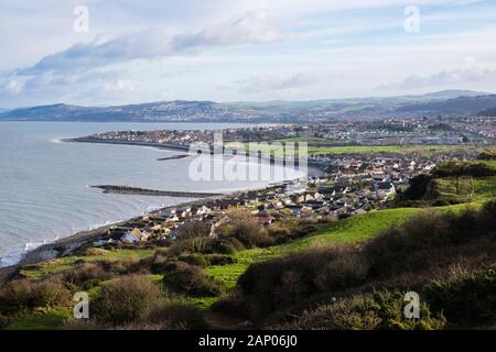 Blick von wenig Ormes Head zu Bae Penrhyn Bay und Rhos-on-Sea. Llandudno, Conwy, North Wales, UK, Großbritannien Stockfoto