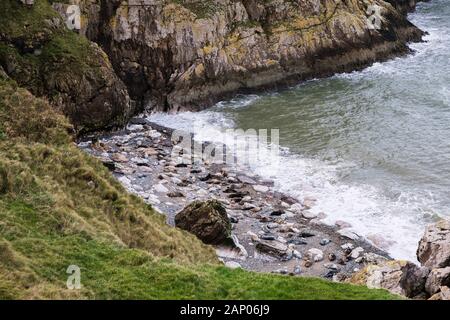 Auf der Suche nach Atlantic Kegelrobbe (Halichoerus grypus) liegen auf steinigem Strand in Angel Bay auf wenig Ormes Head, Llandudno Wales UK Stockfoto