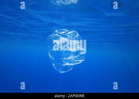 Kunststoff Verschmutzung in den Ozean. Plastikbeutel Schweben unter Wasser in den Ozean Stockfoto