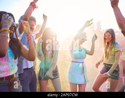 Freunde in Holi Farben feiern Festival auf frische Luft Stockfoto