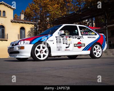 MONTMELO, SPANIEN - November 30, 2019: 1992 Ford Escort RS Cosworth in den Farben der Martini Racing, Seitenansicht Stockfoto