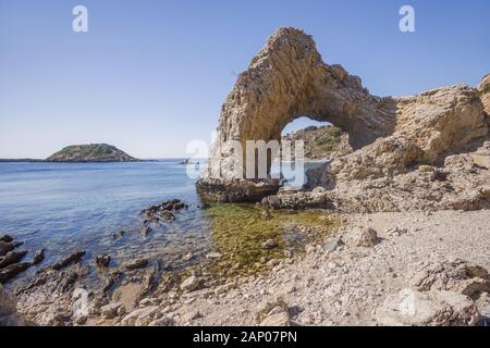 Landschaft von Grande Blau Stegna Beach (Geheimer Strand), Rhodos, Griechenland Stockfoto