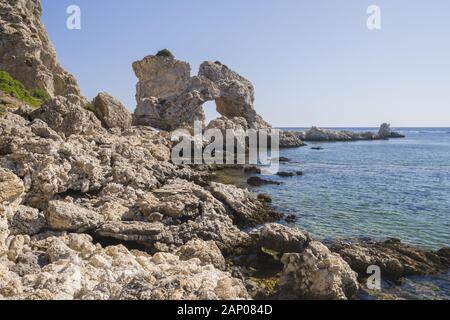 Landschaft von Grande Blau Stegna Beach (Geheimer Strand), Rhodos, Griechenland Stockfoto