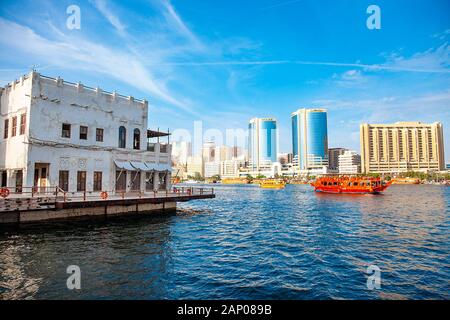 Reiche berühmte Scraper und Yachten auf dem Seekanal Stockfoto