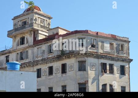 Ein verfallenes Gebäude aus dem frühen 20. Jahrhundert im Zentrum von Havanna, Kuba Stockfoto