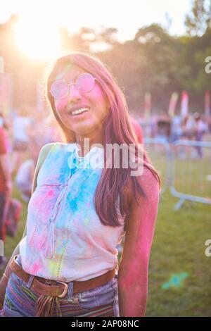 Schöne afrikanische Frau in Holi Farben auf der Party Stockfoto