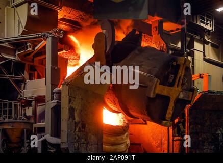 Duisburg, Ruhrgebiet, Nordrhein-Westfalen, Deutschland - HKM Hüttenwerke Krupp Mannesmann in Duisburg-Huettenheim, hier im Stahlwerk Roheisen wird m Stockfoto