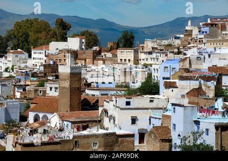 Panorama oder Panoramablick über die Dächer der Altstadt von Chefchaouen Marokko Stockfoto