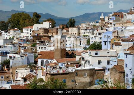 Panorama oder Panoramablick über die Dächer der Altstadt von Chefchaouen Marokko Stockfoto