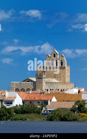 Befestigte Kirche und Stadt oder Dorf Skyline von Les Saintes-Maries-de-la-Mer Camargue Provence Frankreich Stockfoto