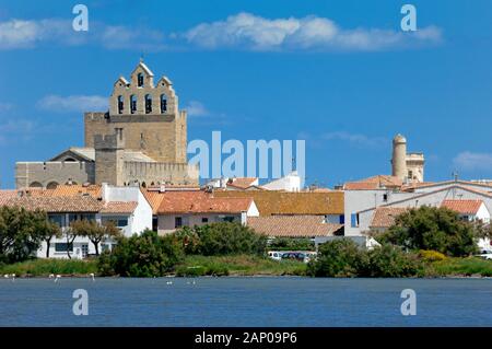 Befestigte Kirche und Stadt oder Dorf Skyline von Les Saintes-Maries-de-la-Mer Camargue Provence Frankreich Stockfoto