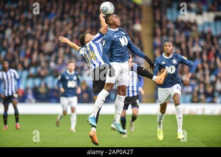 18. Januar 2020, Hillsborough, Sheffield, England; Sky Bet Meisterschaft, Sheffield Mittwoch v Blackburn Rovers: Jacob Murphy (14) von Sheffield Mittwoch und Tosin Adarabioyo (24) der Blackburn Rovers Herausforderung in der Luft. Credit: Dean Williams/News Bilder Stockfoto