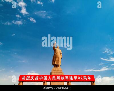 Denkmal von Mao Zedong im Zentrum des zerstörten alten Teils der Oase Stockfoto
