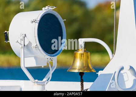 Die Schiffsglocke und Signal Licht auf dem Schiff. Stockfoto