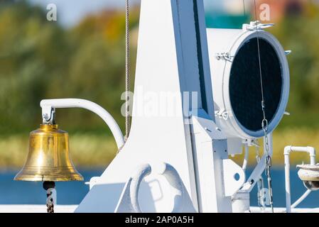 Die Schiffsglocke und Signal Licht auf dem Schiff. Stockfoto