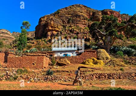 Traditionelle Hof im Gebirge, in der Nähe von Gheralta Hazwien, Tigray, Äthiopien Stockfoto