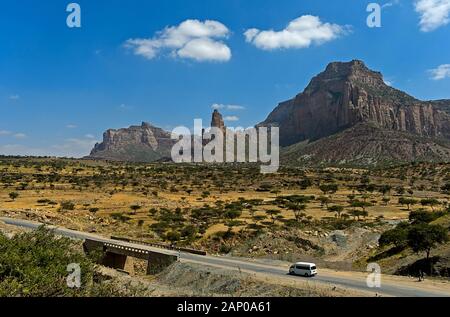 Minibus auf einer Landstraße in der hawzien Plain, Gheralta Bergkette hinter, in der Nähe von Hazwien, Tigray, Äthiopien Stockfoto