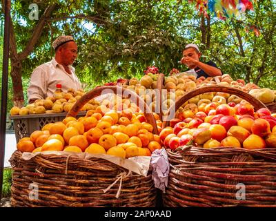 Fruchtseller verkaufen Aprikosen in den Straßen des zerstörten alten Teils der Oase Stockfoto