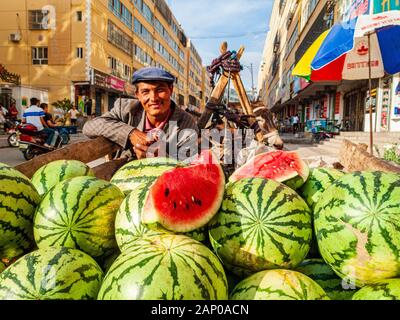 Fruchtseller verkaufen Melonen in den Straßen des zerstörten Altteils der Oase Stockfoto