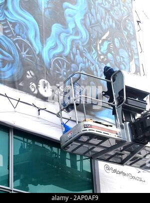 London, Großbritannien. 20 Jan, 2020. Israelische street artist Salomo Souza setzt den letzten Schliff an seinem commemorative Wandbild Jüdischer Fußballer und britischen Kriegsgefangenen zu NS-Lager geschickt Holocaust Gedenktag (Jan 27.) bei Chelsea Football Club, Stamford Bridge zu markieren. Credit: Brian Minkoff/Alamy leben Nachrichten Stockfoto