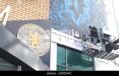 London, Großbritannien. 20 Jan, 2020. Israelische street artist Salomo Souza setzt den letzten Schliff an seinem commemorative Wandbild Jüdischer Fußballer und britischen Kriegsgefangenen zu NS-Lager geschickt Holocaust Gedenktag (Jan 27.) bei Chelsea Football Club, Stamford Bridge zu markieren. Credit: Brian Minkoff/Alamy leben Nachrichten Stockfoto
