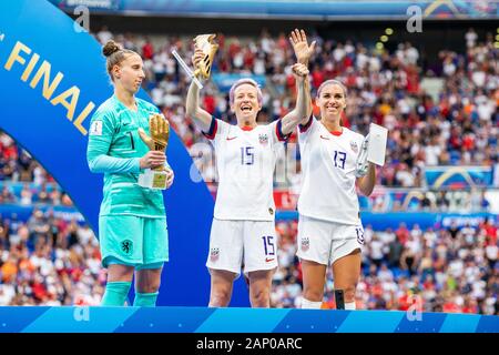 Sari Van Veenendaal (L) des nationalen Niederlande Frauen Team feiern den besten Torwart des Turniers Award, Megan Rapinoe (C) feiern die besten Scorer Award und Alex Morgan (R) feiern den zweiten scorer Auszeichnung nach 2019 die FIFA Frauen-WM Finale zwischen den Vereinigten Staaten von Amerika und in den Niederlanden bei Stade de Lyon. (Endstand; USA - Niederlande 2:0) Stockfoto