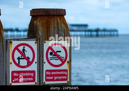 Anmelden Warnung vor den Gefahren des Tauchen oder Schwimmen in der Nähe der Hafenmole. Stockfoto