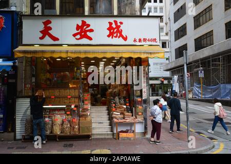 Ein Eckladen im Sheung Wan-Bereich von Hongkong. Stockfoto