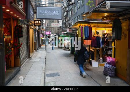 Ein enger Straßenmarkt, der Kleidung im Sheng Wan-Gebiet von Hongkong verkauft. Stockfoto