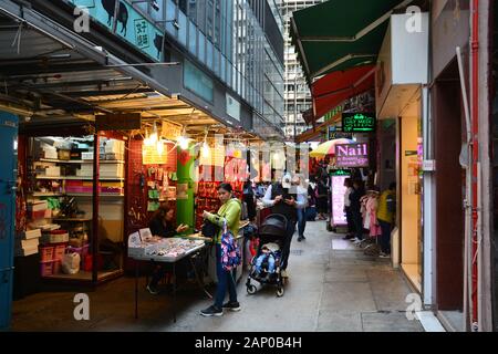 Ein enger Straßenmarkt, der Kleidung im Sheng Wan-Gebiet von Hongkong verkauft. Stockfoto