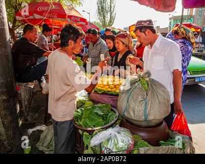 Händler, die Obst und Gemüse in den Straßen des zerstörten alten Teils der Oase verkaufen Stockfoto
