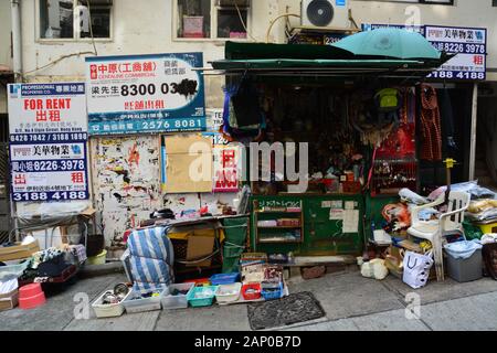 Ein trashig aussehender Kiosk auf einem Straßenmarkt im Tai Ping Shen-Viertel in Hongkong. Stockfoto